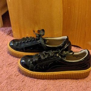 Shiny black creeper platforms